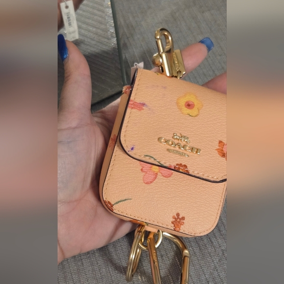 ​Coach Floral Print Leather AirPods Case / Bag Charm – Petal Pink **flawed** - Picture 2 of 11
